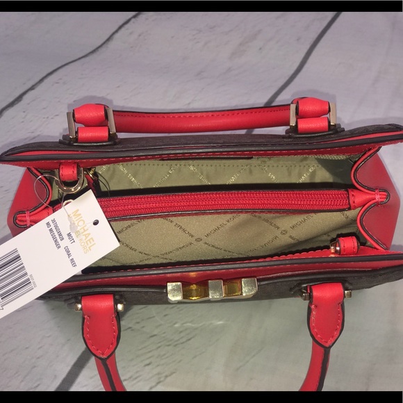 Michael Kors MD Messenger/Crossbody - Picture 9 of 10